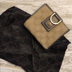 GUCCI WALLET. USED. Comes with Gucci Dust Bag.